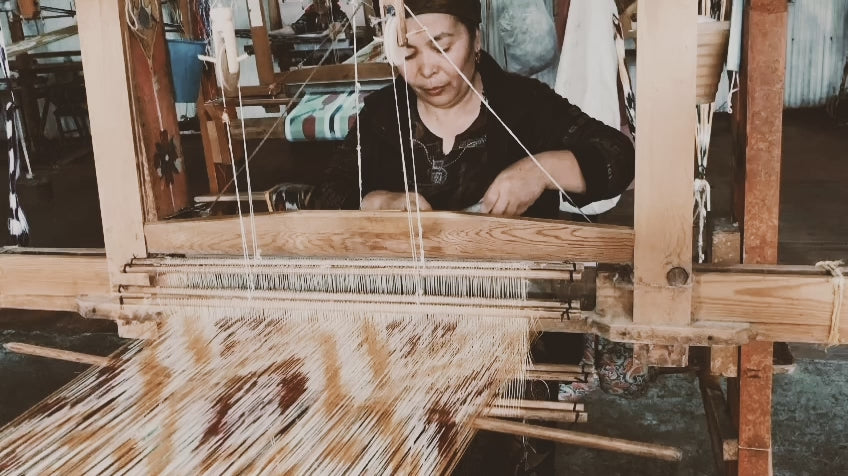 Videoyu yükle: How Ikat fabrics are made.